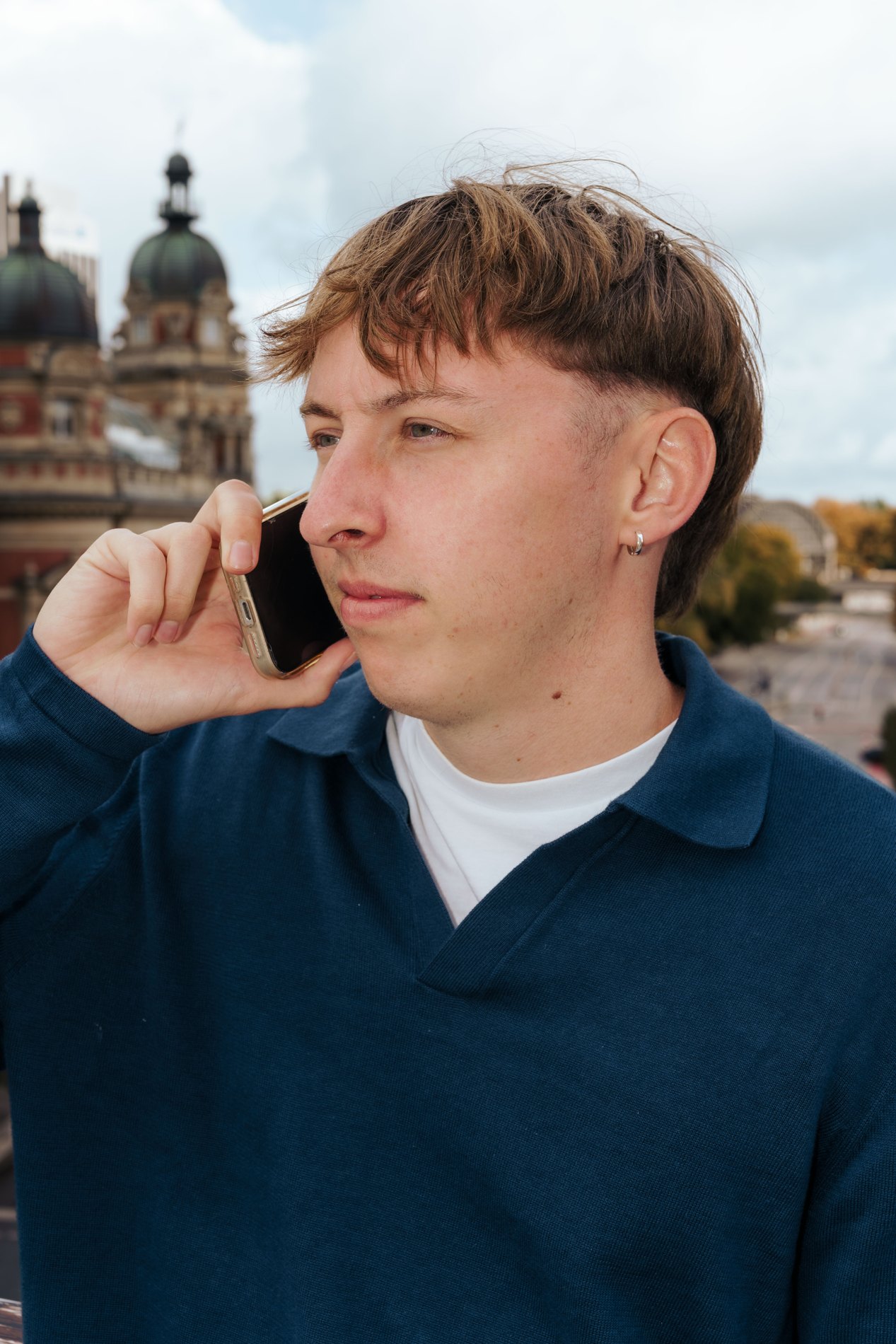 Alex Frieling bei einem Recherchetelefonat
