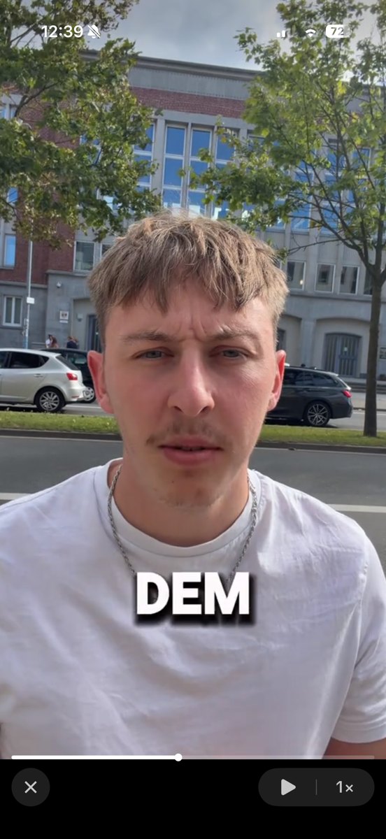 Alex Frieling im weißen T-Shirt beim Bericht zum Fabian-Prozess