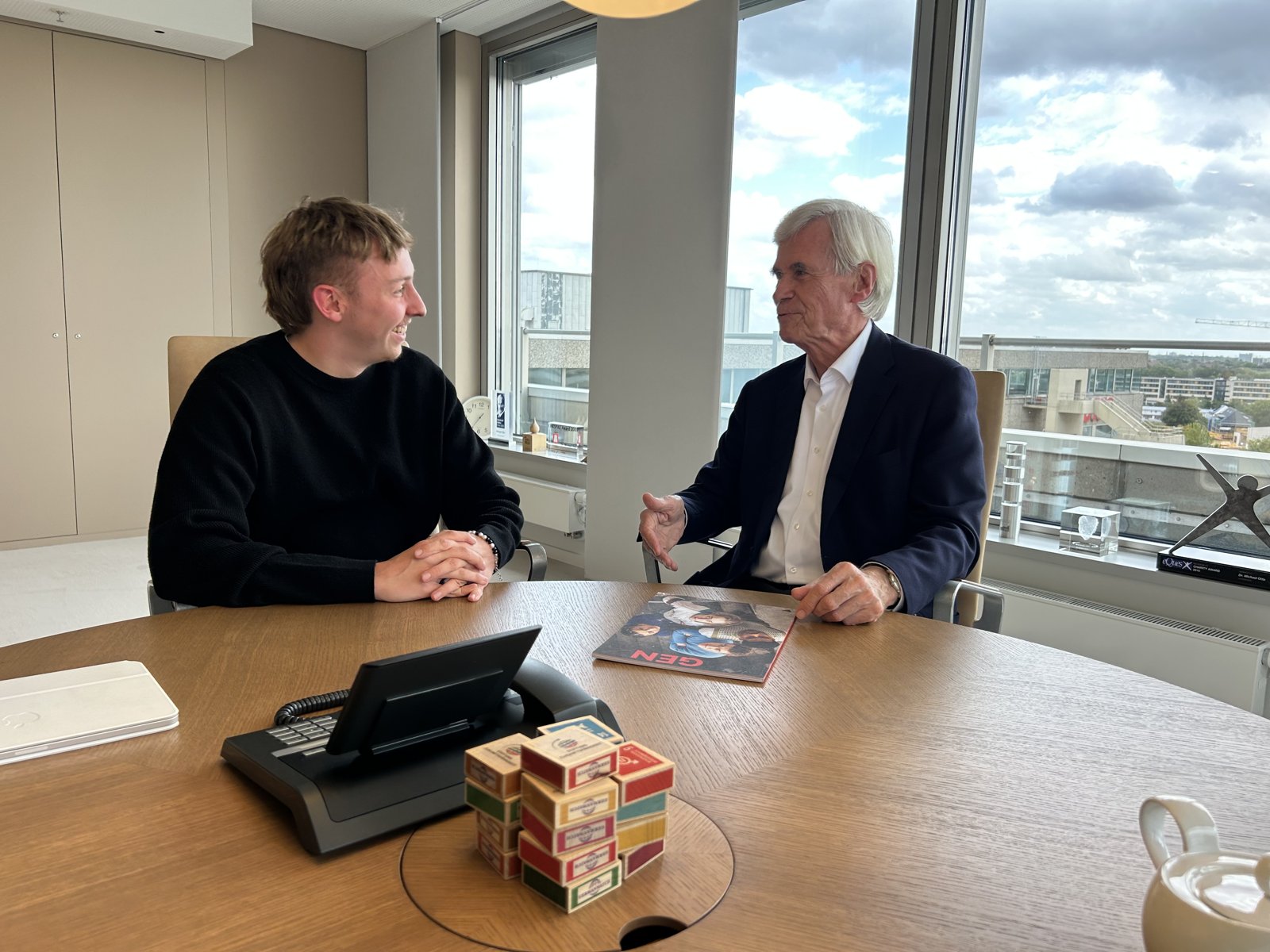Gespräch am Tisch für das GENZ-Interview