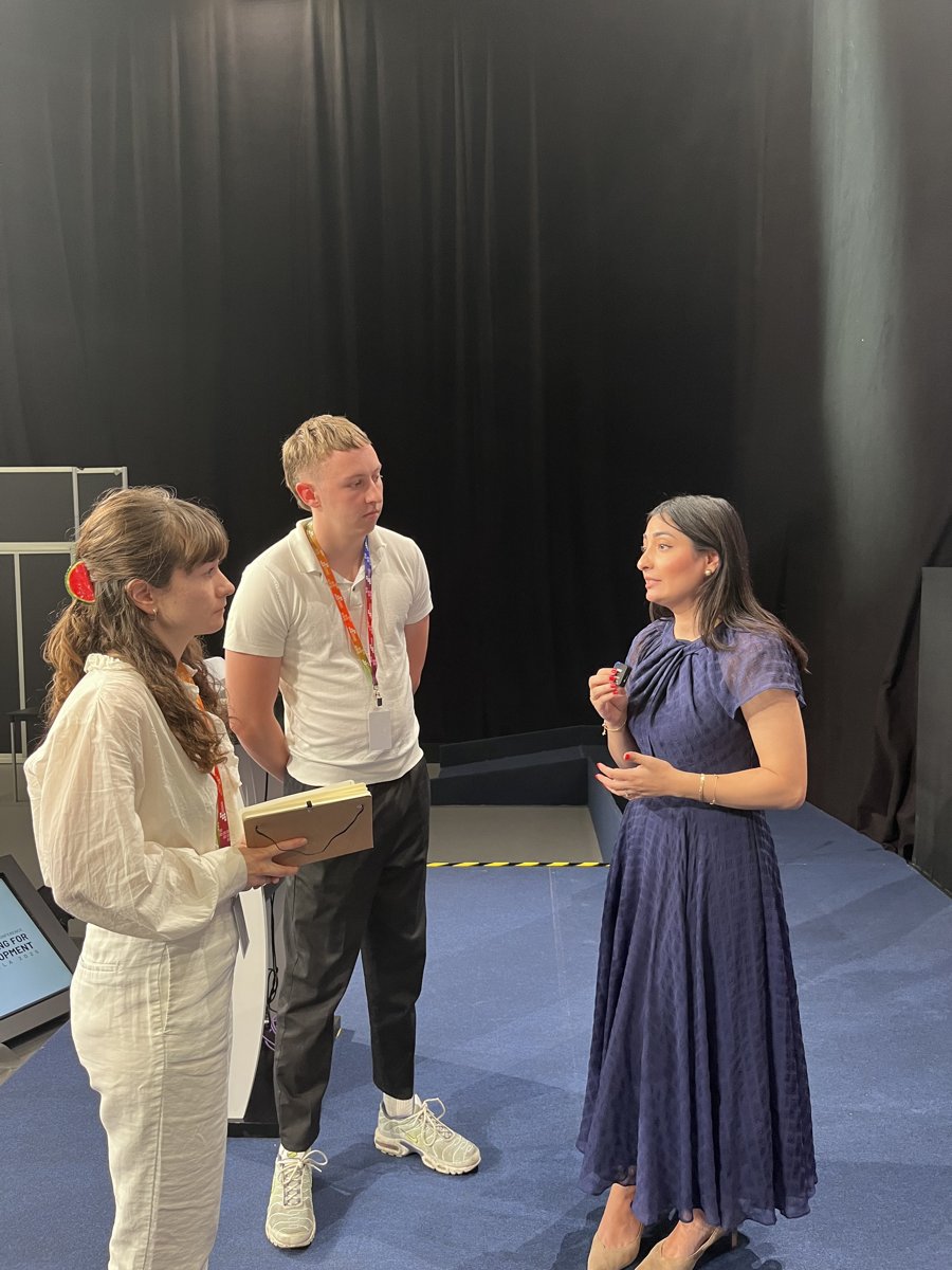 Alex Frieling im Gespräch mit Deutschlands Entwicklungsministerin bei der FfD4 in Sevilla